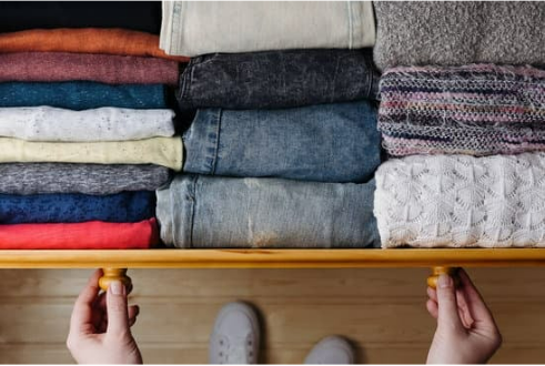IS IT POSSIBLE FOR BED BUGS TO LIVE IN YOUR CLOTHES?﻿